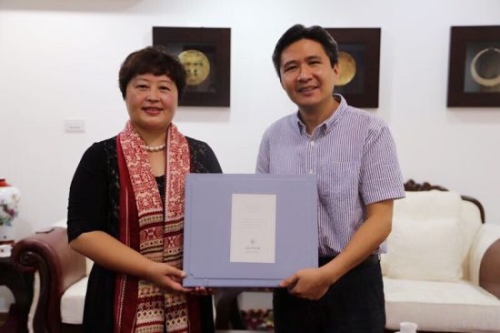 中國(guó)駐塞浦路斯大使館臨時(shí)代辦曾云熱情接待巡講團(tuán)一行。