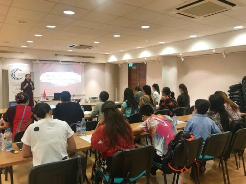 塞浦路斯華文教師認(rèn)真聽(tīng)課。