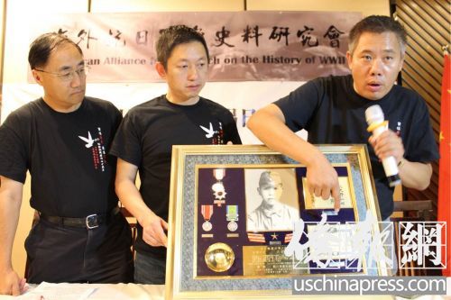 史料研究會名譽會長劉磊向與會者闡述史料的內(nèi)容。（美國《僑報》/陳勇青 攝）