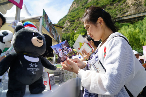 現(xiàn)場(chǎng)發(fā)放文化宣傳冊(cè)。