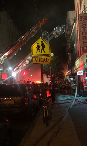 華人超市疑地下室電線老化起火，貨存全毀。(美國(guó)《世界日?qǐng)?bào)》/讀者提供)