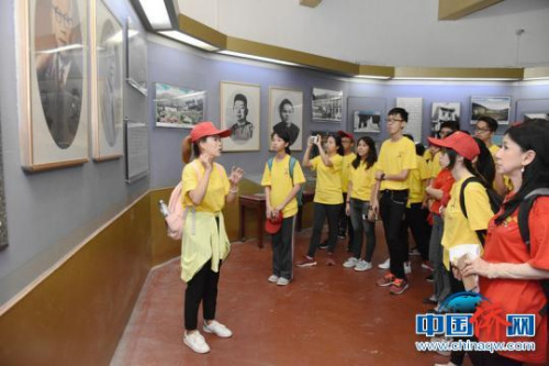 圖為營員參觀胡文虎紀(jì)念館?！⒂懒?攝