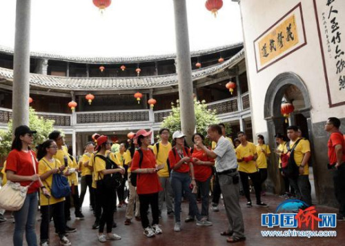 圖為營員聆聽振成樓樓主林日耕講客家文化?！⒂懒?攝