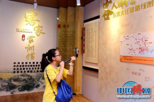 圖為營員記錄客家五次大遷徙的歷史?！⒂懒?攝