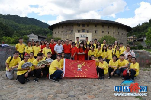 圖為營員們在永定客家土樓前合影留念?！⒂懒?攝