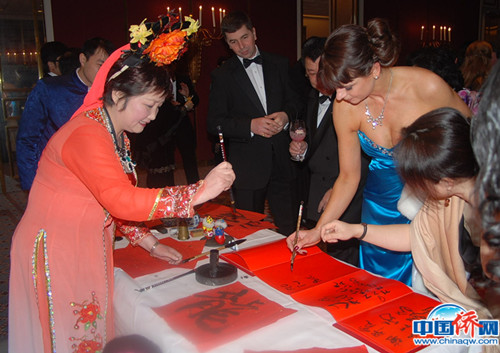 作者黎麗在倫敦與外國使節(jié)寫書法。(作者供圖)