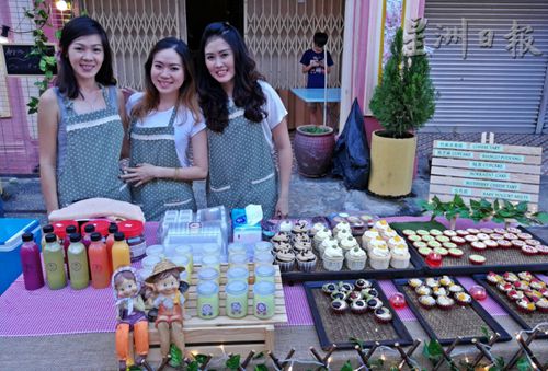 熱愛烘培的黃佩菱(左起)、陳雅盈及林慧蘭在夜市擺攤為湊熱鬧，為活動獻一份力。(圖：星洲日報)