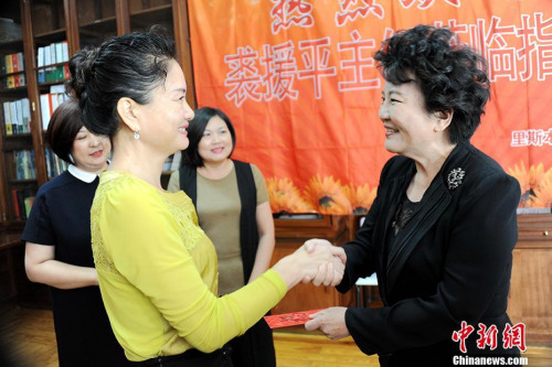 裘援平慰問從中國(guó)國(guó)內(nèi)選派至該校執(zhí)教的教師并向其“派紅包”。 <a target='_blank' >中新社</a>記者 彭大偉 攝