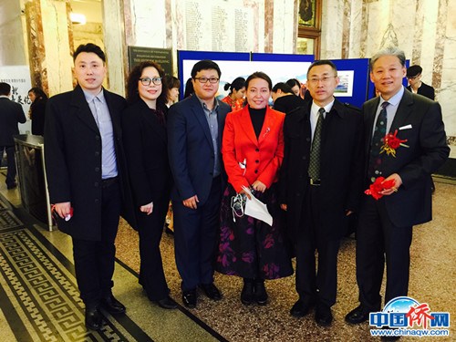 2015年組織“美麗河北，閃亮英倫”大型圖片展覽周，開幕式前在威斯敏斯特大學(xué)大廳，與李輝參贊和幾位僑界代表。(作者供圖)