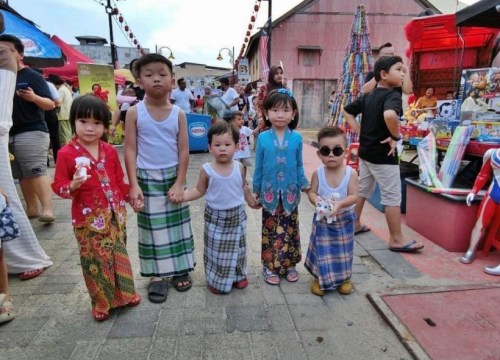 小美娘及小阿旺到文化旅游節(jié)湊熱鬧，煞是可愛。（馬來西亞《星洲日報》）