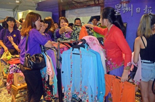 文化旅游節(jié)現(xiàn)場售賣的歌巴雅熱銷，吸引不少顧客尤其是游客購買。（馬來西亞《星洲日報》）