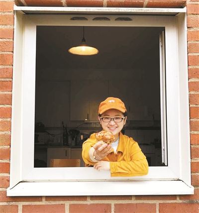 “別到荒廢青春，用盡體溫，才開始悔恨； 生命還沒到黃昏，下一站，你的第二人生?！?李瀾用她最喜歡的這句歌詞結(jié)束了采訪。 圖為李瀾舉著瑞典的國民美食“肉桂卷”。 （受訪者 供圖）