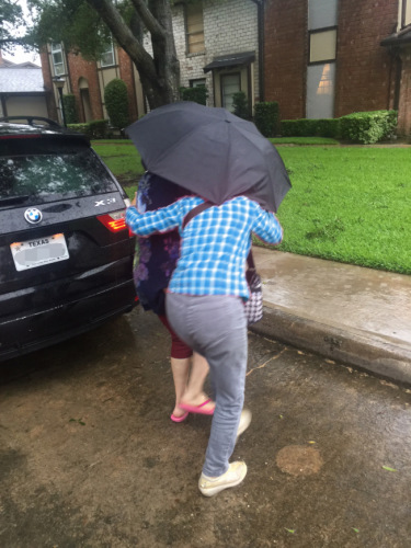 颶風(fēng)哈維襲擊福遍地區(qū)，許多當(dāng)?shù)厝A裔民眾緊急攜家?guī)Ь斐冯x家園。（美國《世界日報》/郭宗岳 攝）