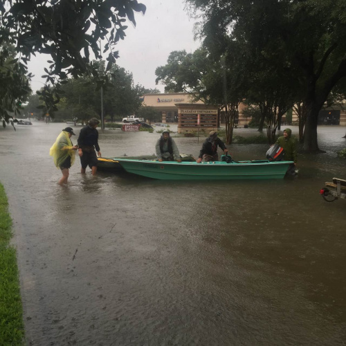 華裔救援船在運輸災(zāi)民。(美國《世界日報》/讀者提供)