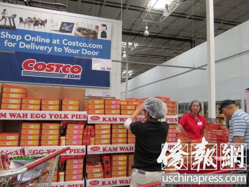工業(yè)市（Industry）好市多已經(jīng)開始銷售月餅。（美國(guó)《僑報(bào)》/翁羽 攝）
