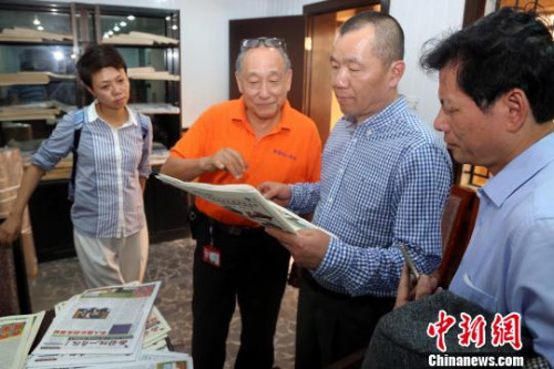 資料圖： 胡介國董事長(左二)向訪問團一行展示了該報最近的幾期報紙，介紹了報社的發(fā)展以及與中國媒體合作的情況，<a target='_blank' >中新社</a>副社長、副總編輯夏春平(右二)詢問了相關(guān)情況?！∷畏綘N 攝
