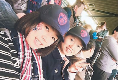 李芳（左一）在澳洲的學(xué)習(xí)任務(wù)很重，雖然課余空閑不多，但她還是會留出一定時間去交友、烹飪，做自己喜歡的事。