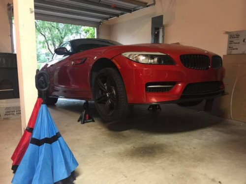 華裔民眾接獲撤離命令，出門前用千斤頂把無法開走的車子頂起，希望不要成泡水車。（美國《世界日?qǐng)?bào)》/David Hsiung提供）