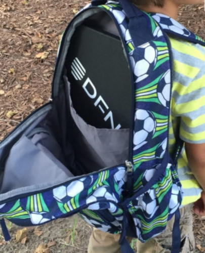 華人家長把防彈甲作為開學(xué)禮物送給孩子。這種可放在背包內(nèi)。(美國《世界日報(bào)》/張宏 攝)