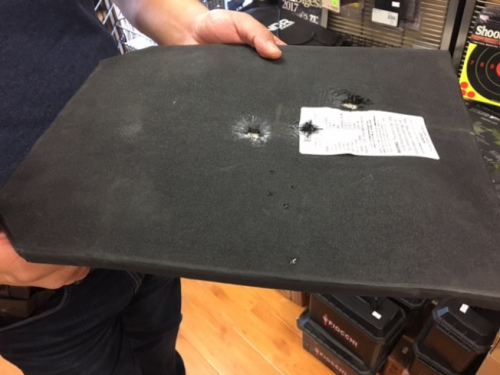 民用防彈甲也可擋住子彈。(美國《世界日報(bào)》/張宏 攝)