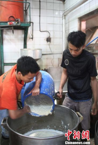 圖為工人正在磨豆?jié){?！×钟纻?攝