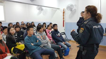 專家講課。(西班牙《歐華報》)