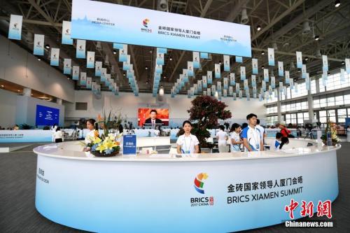 金磚國(guó)家領(lǐng)導(dǎo)人廈門會(huì)晤新聞中心里的志愿者。<a target='_blank' >中新社</a>記者 王東明 攝