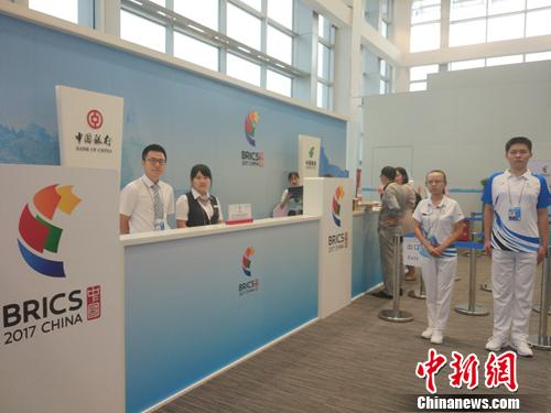 新聞中心里的志愿者。<a target='_blank'  >中新網(wǎng)</a>記者 李金磊 攝