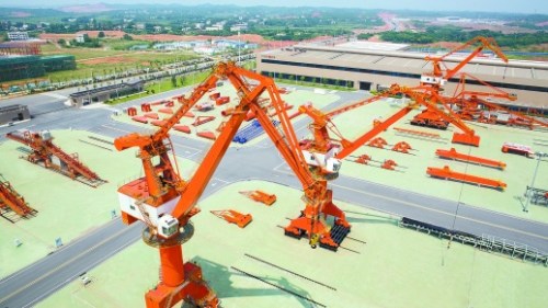 泰富重裝的工程設(shè)備預(yù)組裝現(xiàn)場。 通訊員 攝