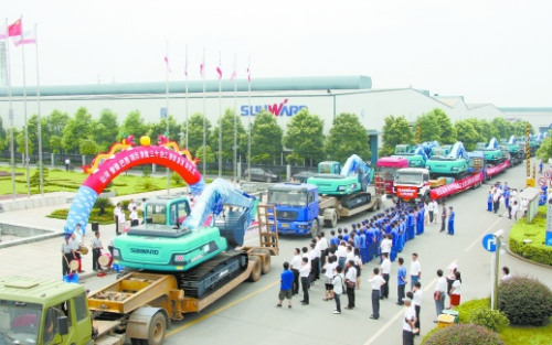  2010年7月16日，山河智能巴西項目首批30臺工程設(shè)備發(fā)車。（資料圖片） 通訊員 攝