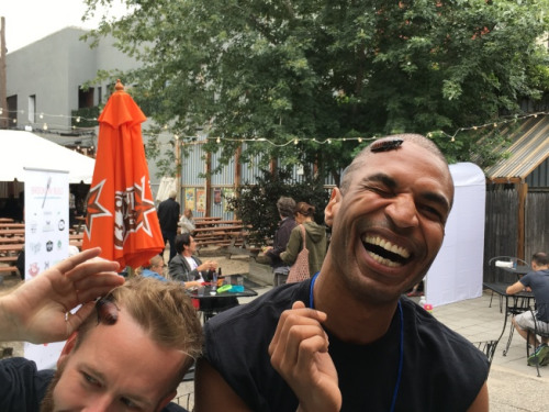 “Brooklyn Bugs”現(xiàn)場大家與阿拉斯加蟑螂互動。（美國《世界日報》/李碩 攝）