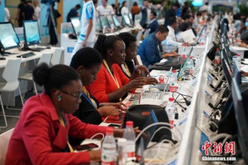 9月3日，外國記者在金磚國家領(lǐng)導(dǎo)人廈門會(huì)晤新聞中心工作。據(jù)悉，共有80個(gè)國家和地區(qū)的3000名中外記者報(bào)名采訪本次金磚國家領(lǐng)導(dǎo)人廈門會(huì)晤。<a target='_blank' >中新社</a>記者 毛建軍 攝