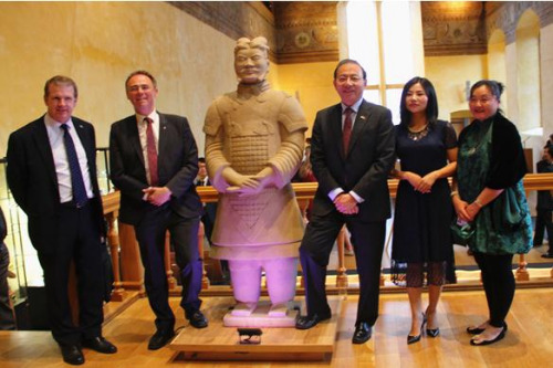 蘇格蘭發(fā)展部長(zhǎng)代表蘇政府接受中國(guó)增送的復(fù)制兵馬俑。