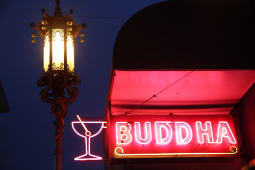 許多霓虹燈早已融入了華埠人們的生活當(dāng)中。（美國(guó)《世界日?qǐng)?bào)》/李晗 攝）