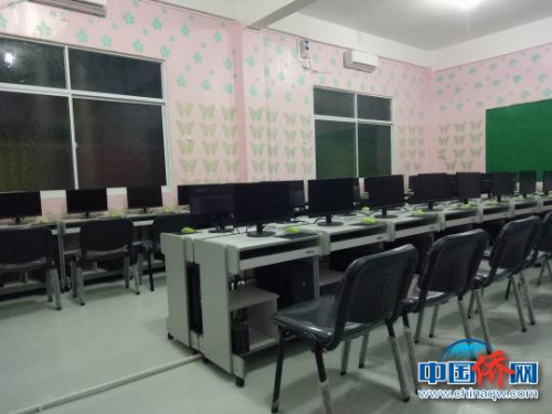 圖為緬甸臘戌新世紀(jì)中文學(xué)校的學(xué)生電腦室?！×_丹媚　攝