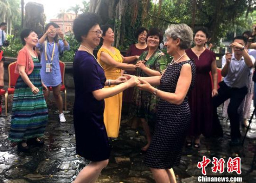 9月4日，聯(lián)合國教科文組織博科娃為廈門鼓浪嶼頒發(fā)世界遺產(chǎn)證書。圖為博科娃被鼓浪嶼社區(qū)音樂氣氛感染，博科娃翩翩起舞?！￡悙?攝