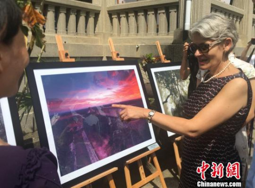 9月4日，聯(lián)合國教科文組織博科娃為廈門鼓浪嶼頒發(fā)世界遺產(chǎn)證書。圖為博科娃在鼓浪嶼上參觀金磚五國世界文化遺產(chǎn)照片展。　陳悅 攝