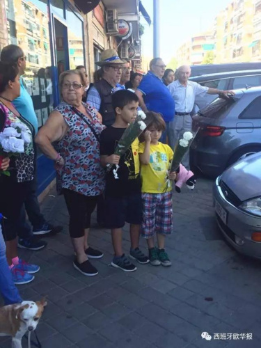 周圍群眾悼念。（西班牙《歐華報》微信公眾號）