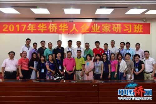 研習(xí)班合影留念?！⊥跻哉?攝