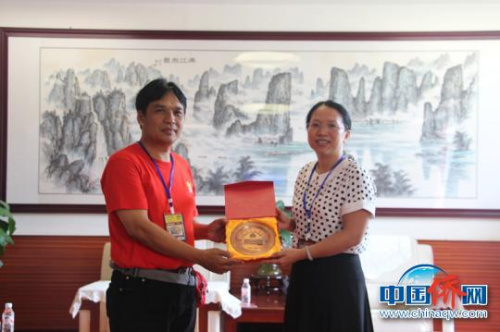 圖為印尼茂物同一學(xué)校校長蘇安宏與雷麗芳互換紀(jì)念品 林浩 攝