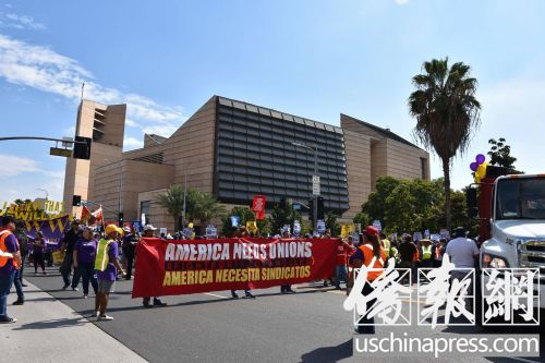 游行隊(duì)伍中人們舉著各自不同的標(biāo)語(yǔ)，但口號(hào)一致是不同族裔一同追求公正。（美國(guó)《僑報(bào)》/翁羽 攝）