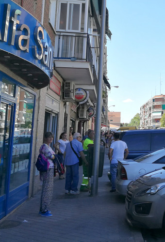 案發(fā)現(xiàn)場(chǎng)的周?chē)従右琅f在對(duì)此案議論紛紛（西班牙歐浪網(wǎng)）