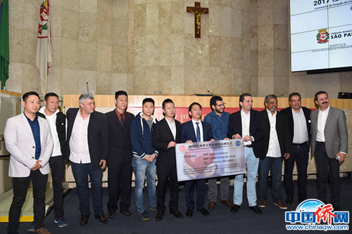 作者（右六）出席僑界慈善捐贈活動。（作者供圖）