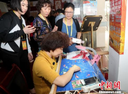 華文媒體代表參觀江欣苑社區(qū)非遺傳承園　張暢　攝