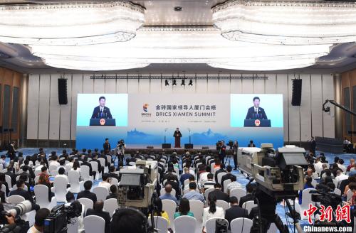 9月5日，中國國家主席習近平在廈門國際會議中心會見中外記者，介紹金磚國家領導人第九次會晤和新興市場國家與發(fā)展中國家對話會情況。<a target='_blank' >中新社</a>記者 侯宇 攝