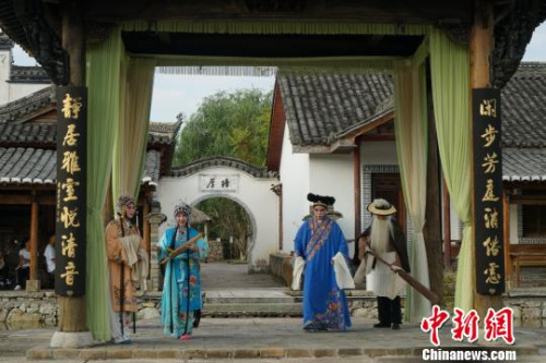 圖為采訪團在厚塘莊園欣賞戲曲?！侨A君　攝