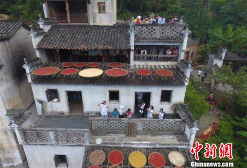 圖為采訪團在婺源篁嶺村采訪?！⒄祭ァz