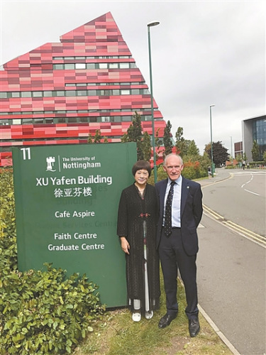 徐亞芬在“徐亞芬樓”前留影。