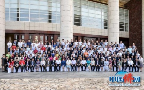 圖為參加研習(xí)班、培訓(xùn)班人員合影?！『閳?jiān)鵬 攝