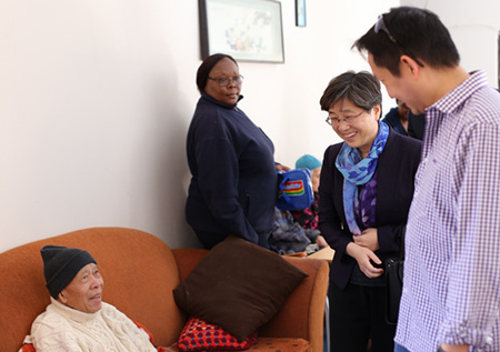 朱玲玲走訪康寧華人安老院。